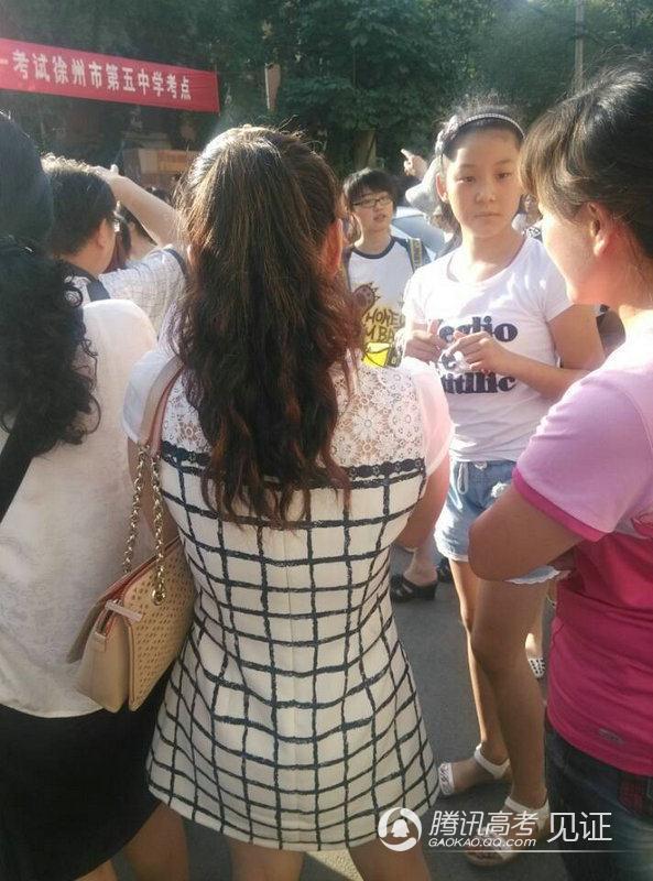 2014江苏徐州高考图片:考生喜上眉梢走出考场