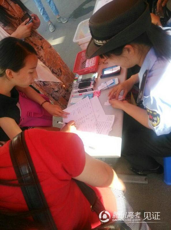 2014江苏徐州高考图片:考生喜上眉梢走出考场