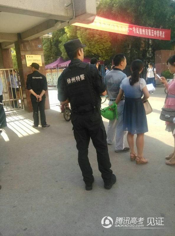 2014江苏徐州高考图片:考生喜上眉梢走出考场