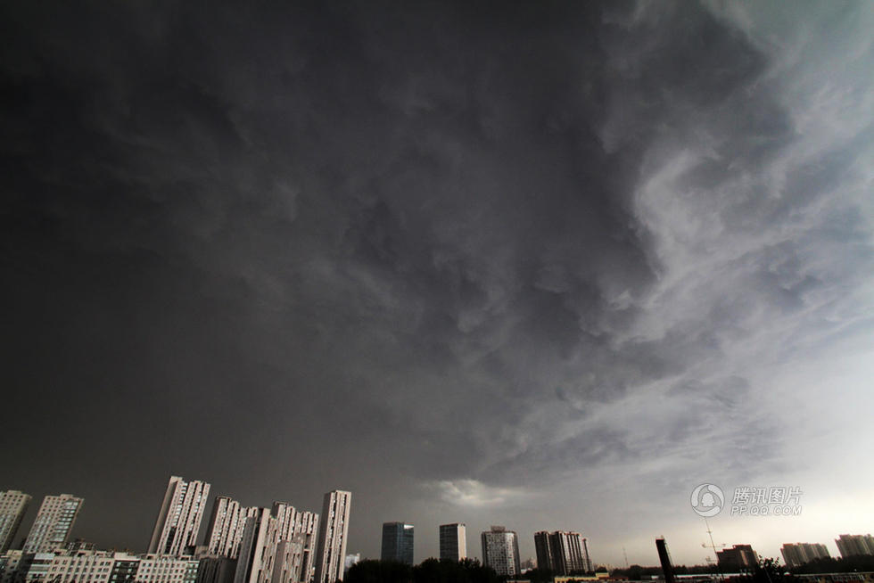 北京遭雷雨突袭 乌云压城白昼如夜