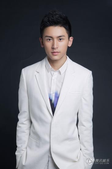 张哲瀚最新写真曝光 黑白<em>西装</em>诠释多面视觉体