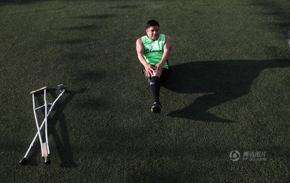 墨西哥残疾人上演"无腿"足球赛 拄拐踢球