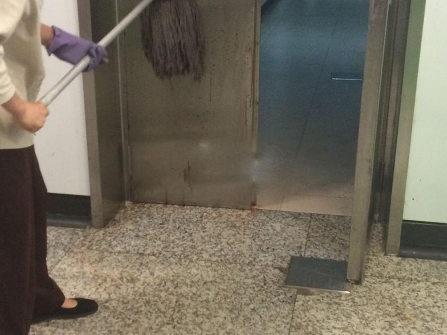 南京地铁二号线大行宫站发生捅人事件 一女子被捅20140610 图