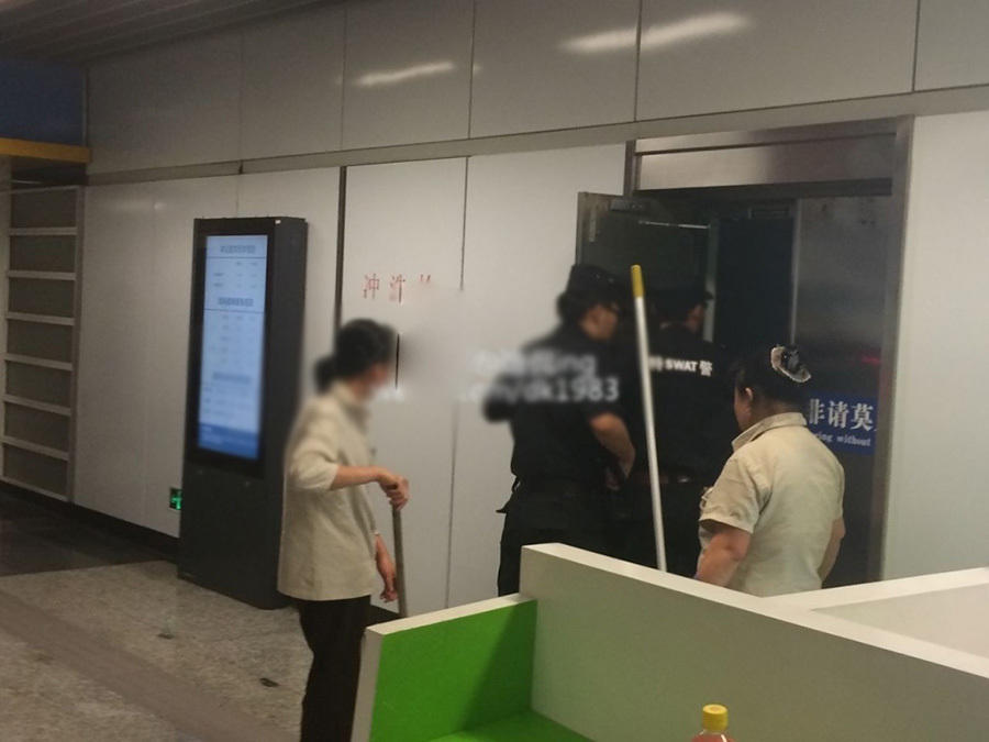 南京地铁二号线大行宫站发生捅人事件 一女子被捅20140610 图