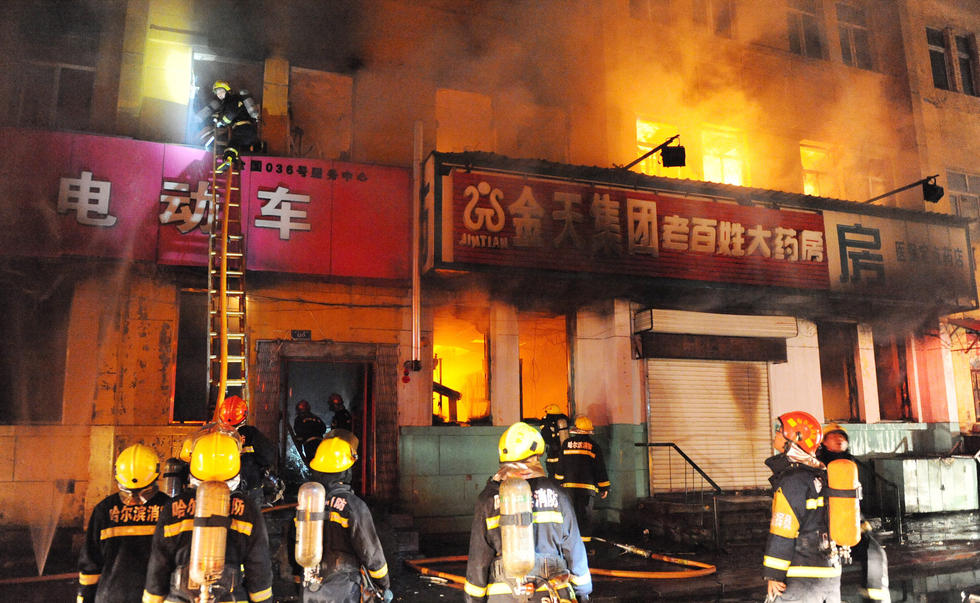 哈尔滨道外区道外北十二道街钱塘街交叉口三层建筑发生火灾 图