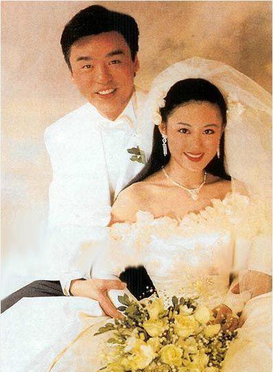 1987年,钟镇涛与章小蕙闪电结婚,花费超过300万的婚礼极尽豪华,夫妻