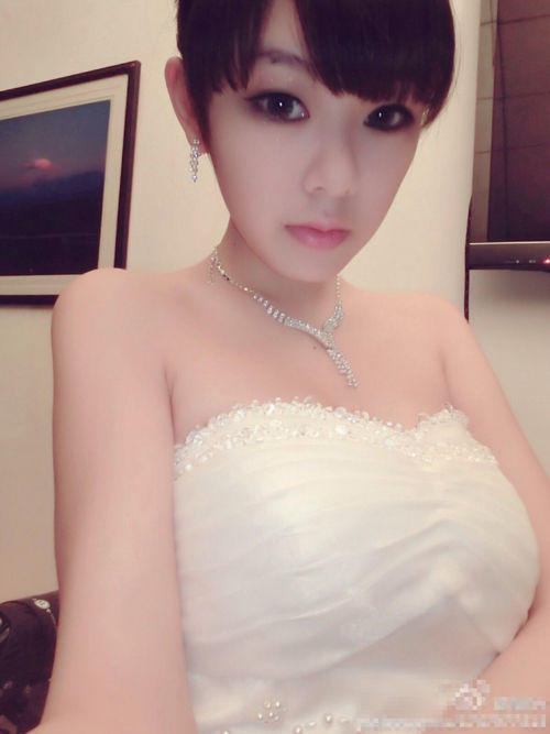 <em>四川音乐学院</em>90后<em>美女</em>主持比赛蹿红