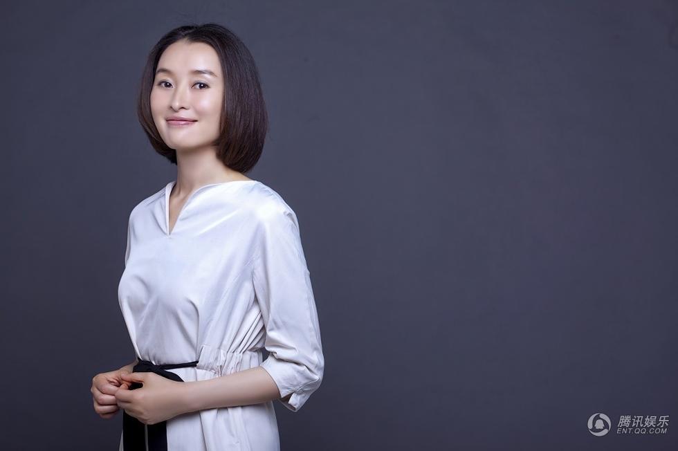 高清:吴越率性素姿登封面 淡雅如菊却分外迷人