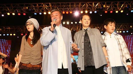  赵本山 17岁 儿子下乡 巡演:我是农民的儿子_娱乐