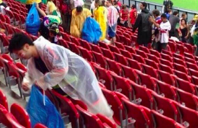 世界杯日本球迷赛后冒雨捡看台垃圾-世界杯,日