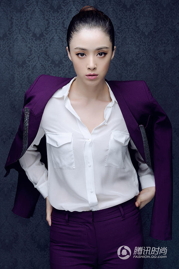 蒋欣最新职业装大片 气质干练化身职业女郎 zhuan