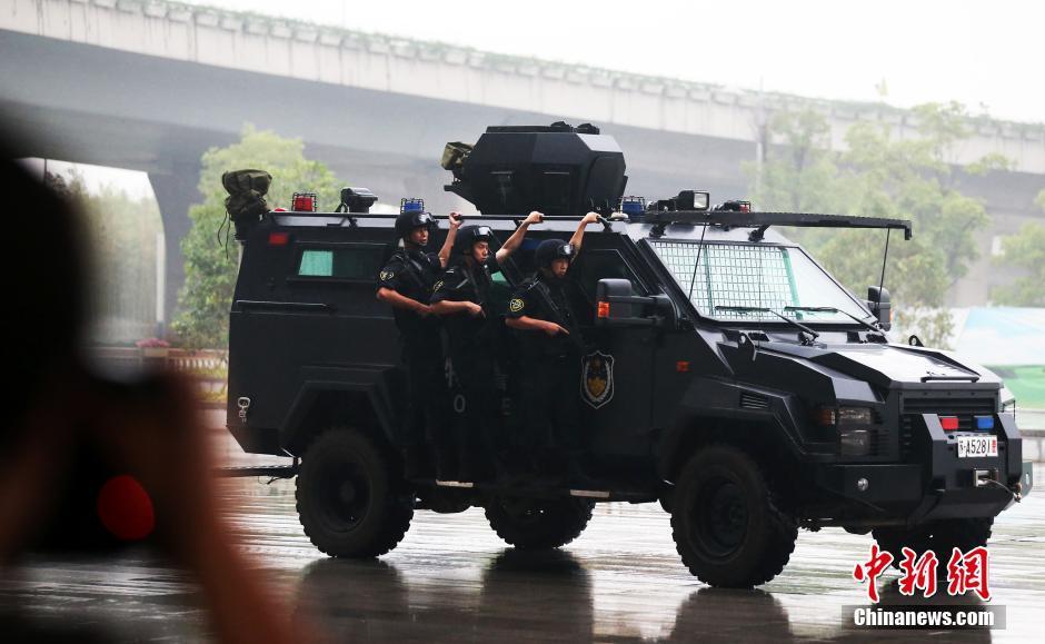 的巡特警武装巡逻成常态,参照港版ptu建立的苏版机动部队配备了装甲车