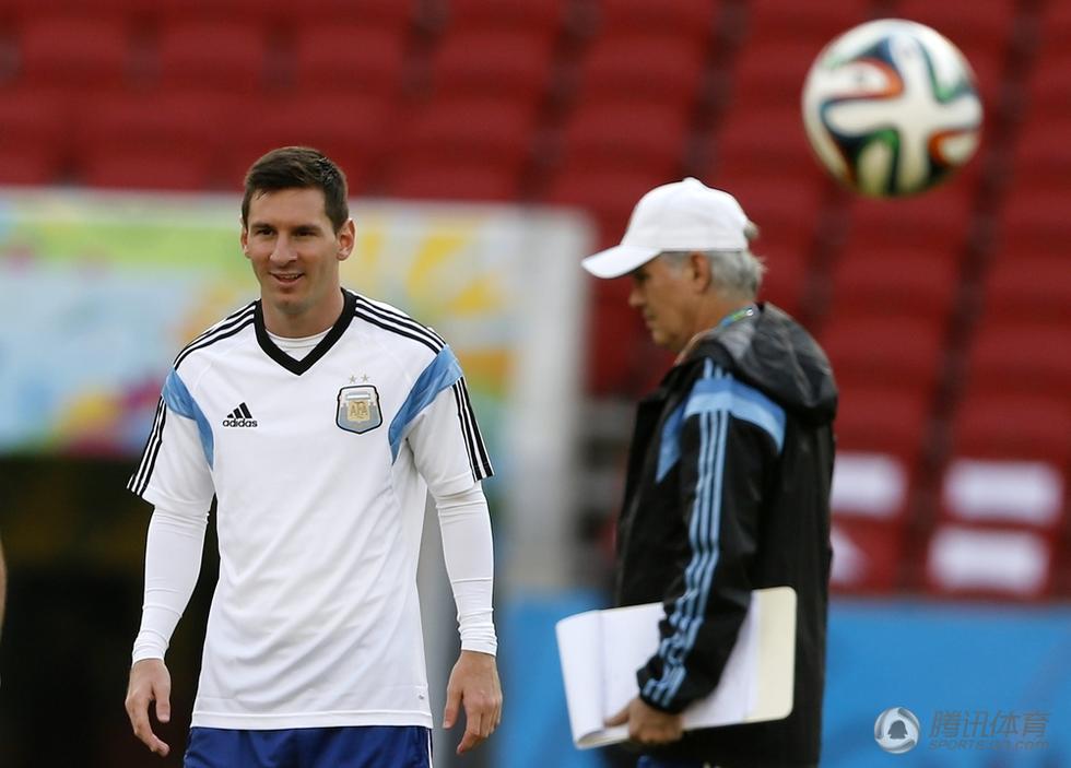 高清:阿根廷保持不败战绩 梅西训练笑开颜-阿根