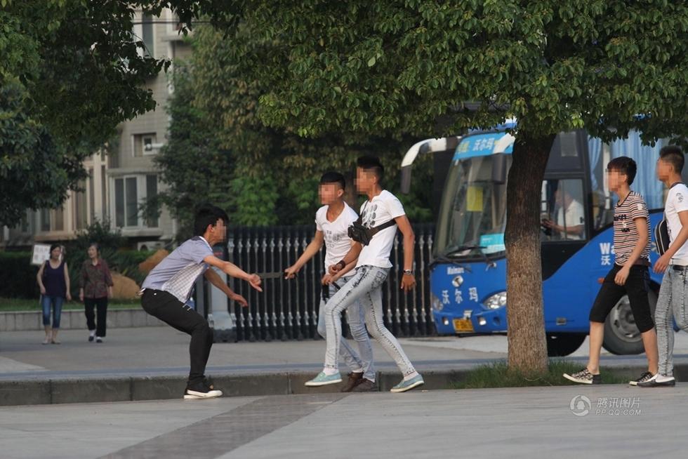 湖北襄阳中学生街头持刀打架 多人围殴一人