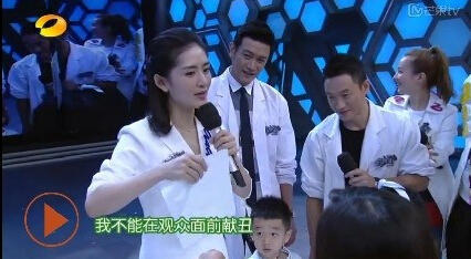 谢娜当众掐黄磊女儿脖子 不当举动惹网友非议