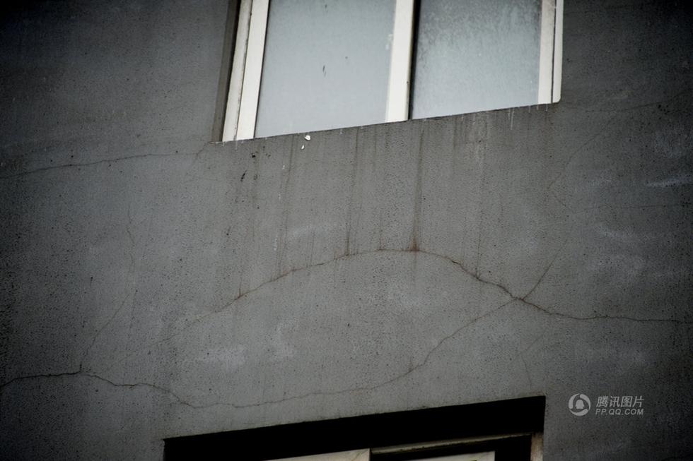 高清图—常州武进区宋剑湖三期安置小区裂缝被涂成绷带楼