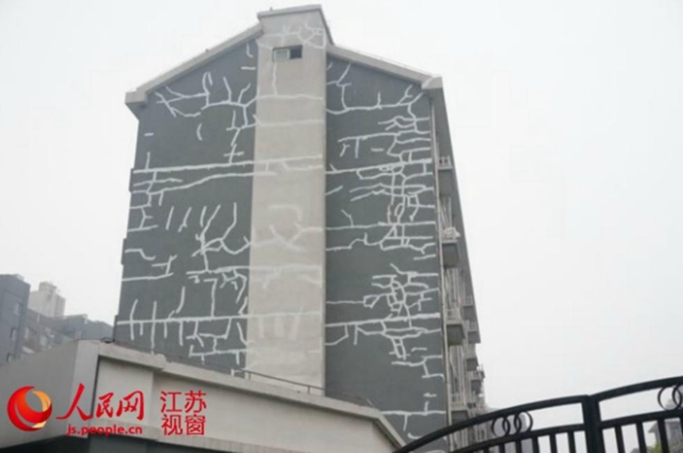 高清图—常州武进区宋剑湖三期安置小区裂缝被涂成绷带楼