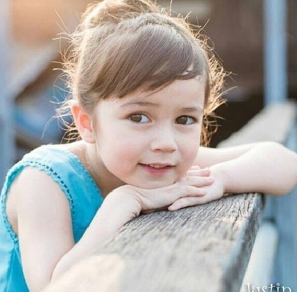 泰美混血小萝莉走红 大眼睛超萌