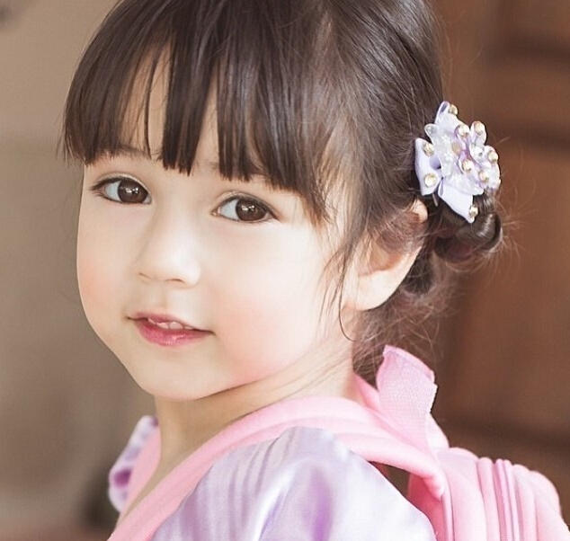 泰美混血小萝莉走红 大眼睛超萌