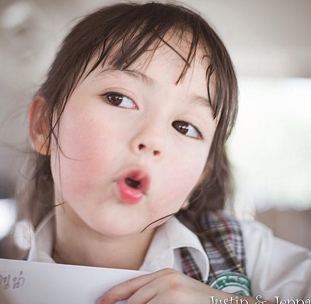 泰美混血小萝莉走红 大眼睛超萌