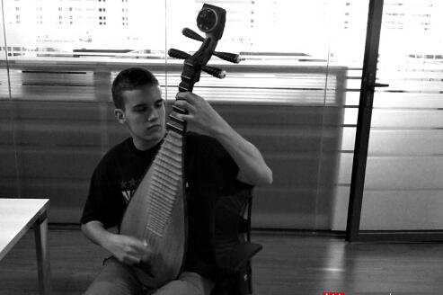 美国男孩迷上琵琶最爱十面埋伏 雷打不动练习