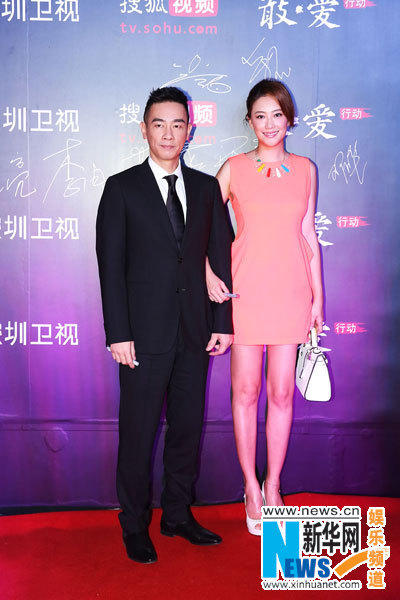 应采儿张大嘴露夸张表情 与 陈小春 合体秀恩爱