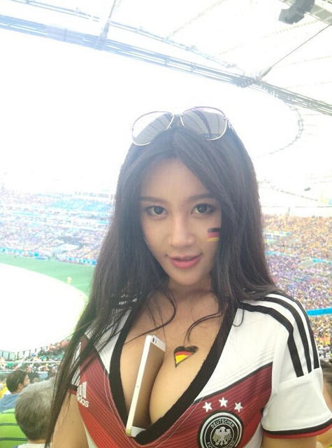 中国乳神胸夹手机模仿巴拉圭乳神 太火辣遭老外强吻