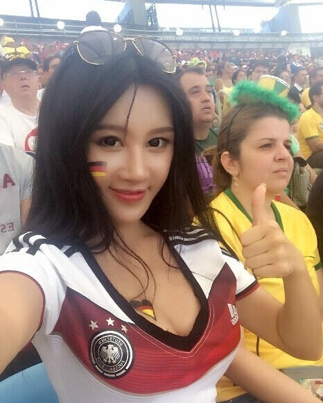 中国乳神胸夹手机模仿巴拉圭乳神 太火辣遭老外强吻