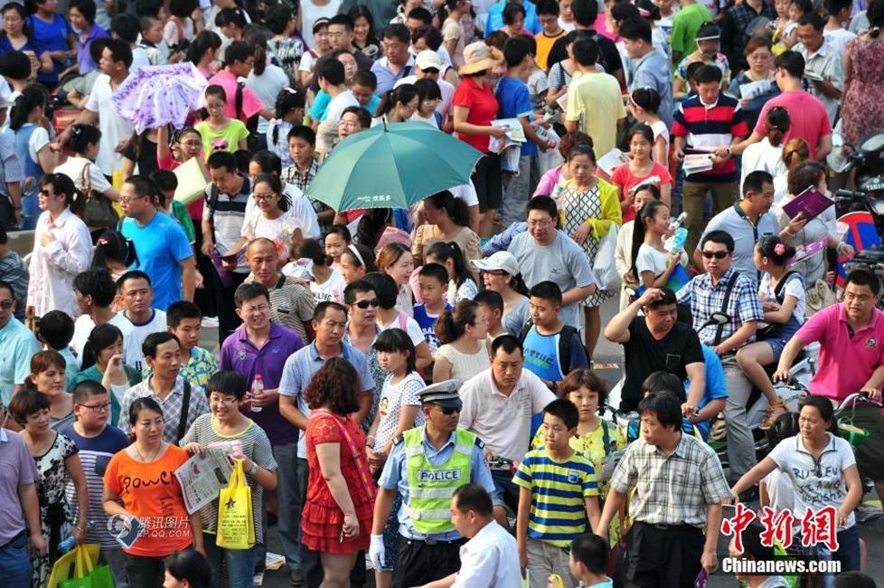 众多家长冒着酷暑在场外候考,场面堪比高考.