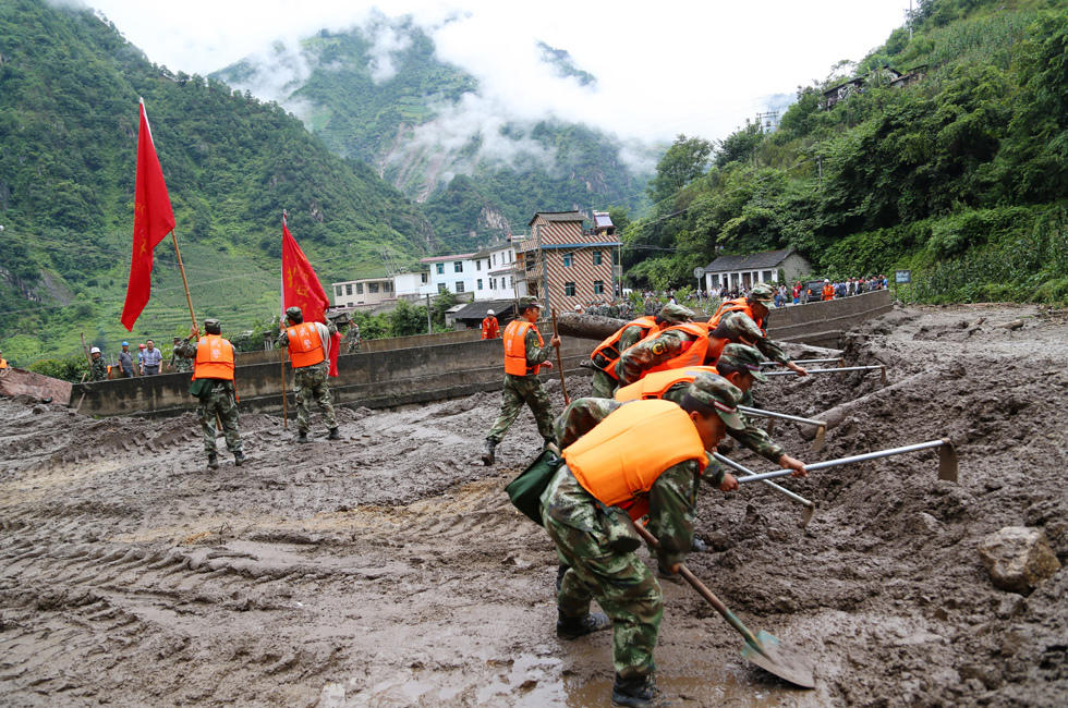 云南福贡县突发泥石流 致17人失踪