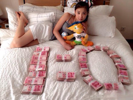 嫩模陈怡曼约战炫富女 再下赌注输脱内裤_娱乐