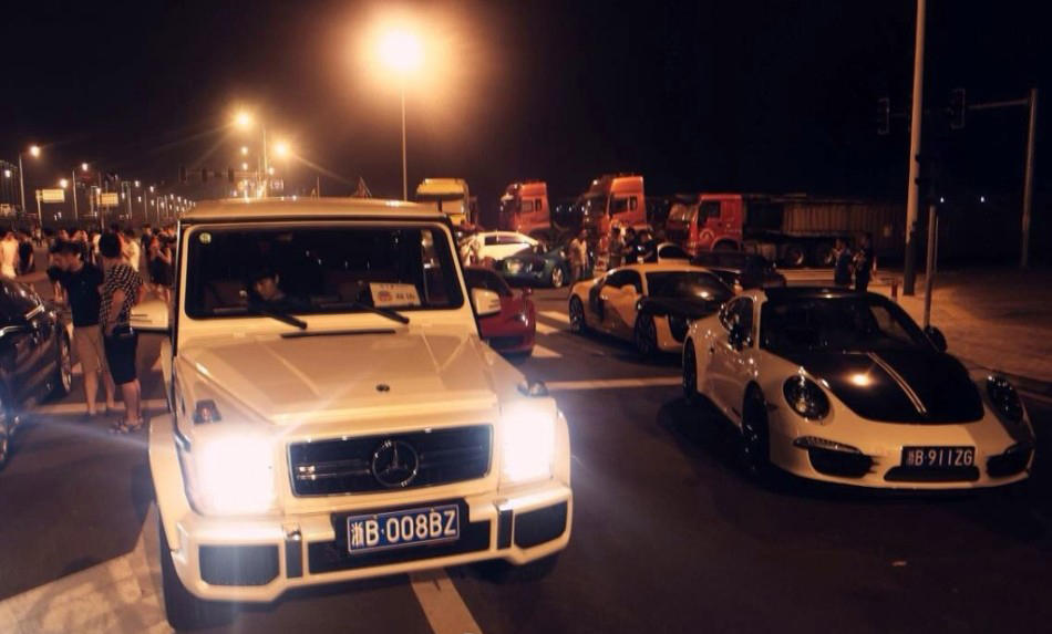 高清图—宁波杭州湾新区滨海八路众多豪华跑车飙车被交警截留