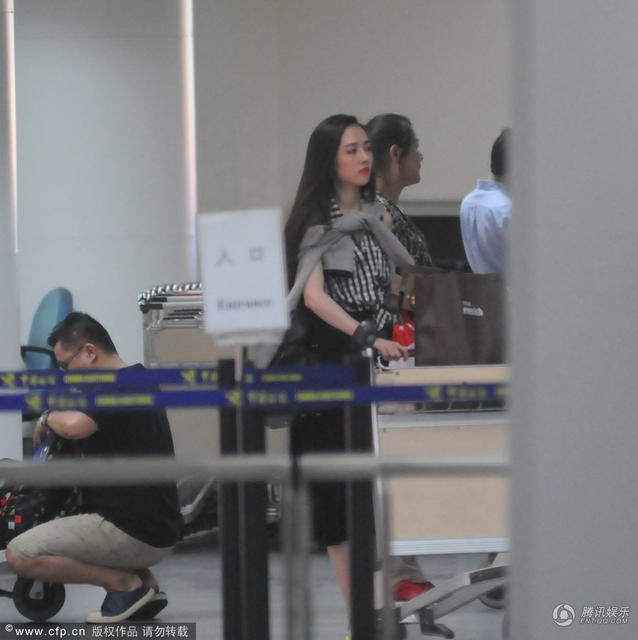 郭碧婷大红唇显<em>妖艳 淑女</em>装配运动鞋装扮混搭