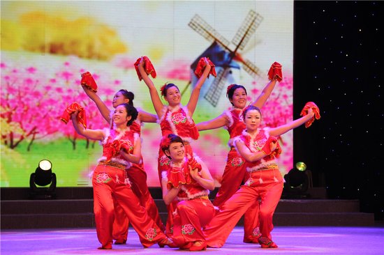 曼哈顿:第二届广场舞大赛"幸福舞起来"成功举办