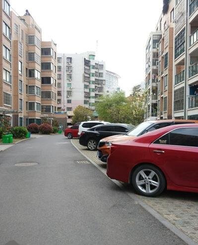 停放在小区内的车辆频遭剐蹭 小区物业不愿承