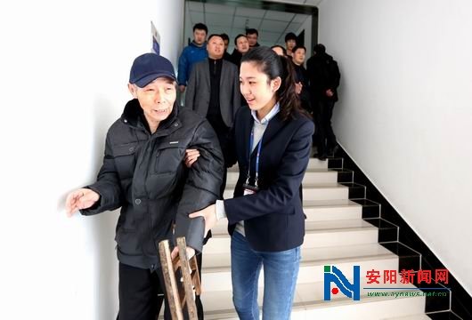 安阳:网友粉丝走进市民之家 接听处理市长热线