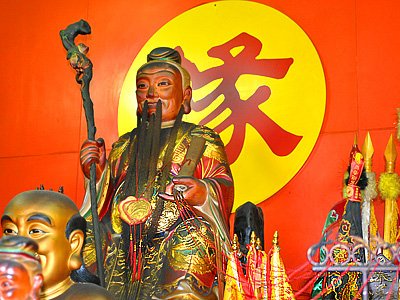 月老是为世间的凡人牵红线的