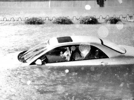 莫拉菲来袭 暴雨天安全行车/停车提示