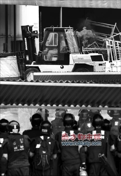 双龙罢工者与警察对峙 谈判破裂加剧紧张