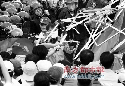 双龙罢工者与警察对峙 谈判破裂加剧紧张