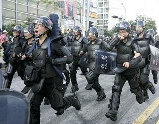 韩警方镇压双龙汽车厂工人50多人受伤(组图)