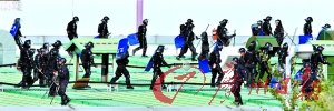 韩国警方镇压双龙工人 场面如小规模战争