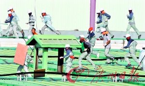 韩国警方镇压双龙工人 场面如小规模战争