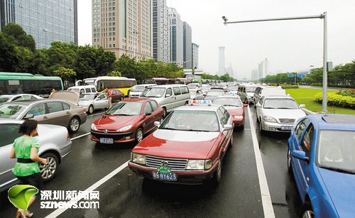 深圳交通需整治 拟收牌照费缓解拥堵_交通