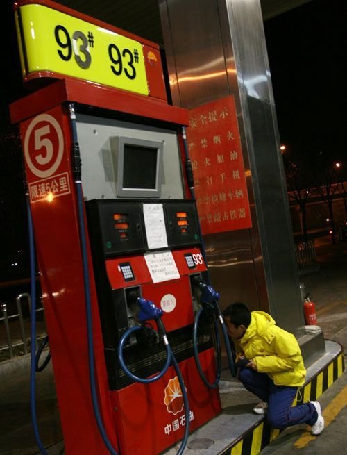 大品牌加油机曝改程偷油丑闻 车主遭暗算