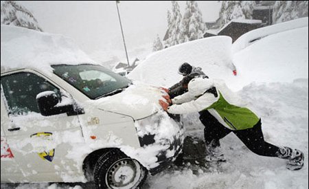 雪天行车重安全 驾驶时不能忽略的细节