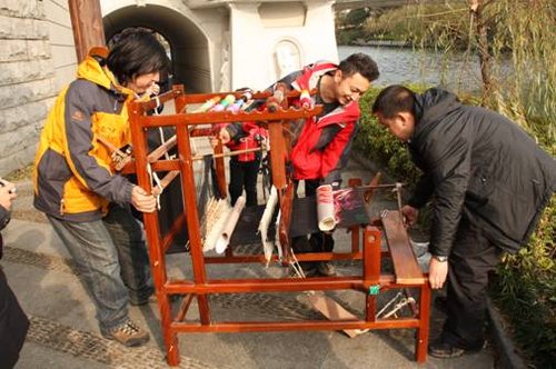 开心辞典万里行 小尼学织壮族织锦