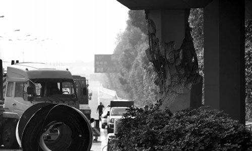 货车撞烂广州白云区西槎路环城高速桥墩