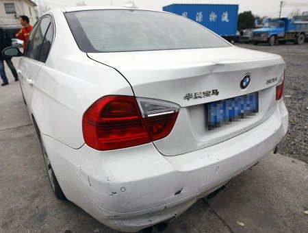 黑车拒绝停车检查 顶着执法者狂飙1公里