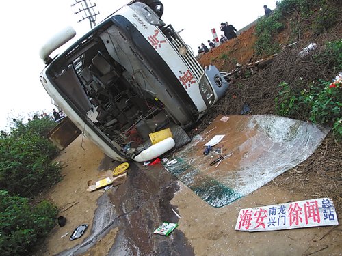 避“面包”客车翻落路沟 14人受伤1人亡